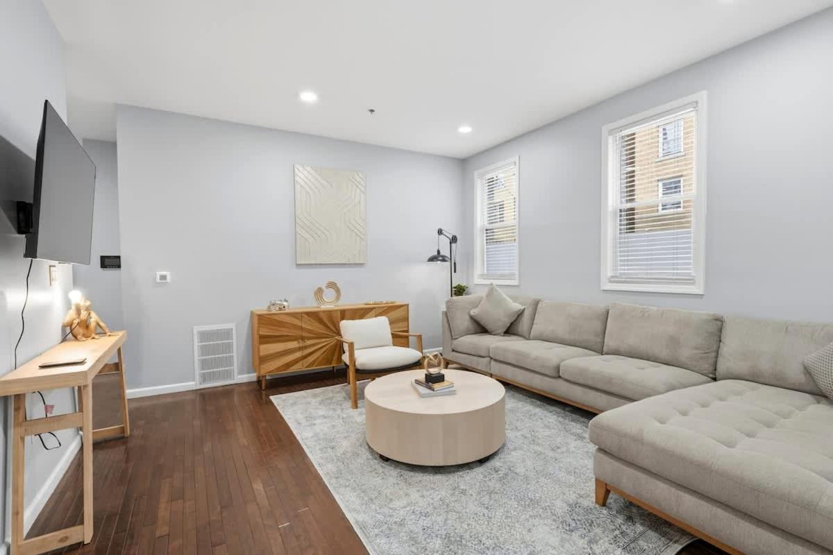Spacious 3BR 2BA Apt with Private Parking Walk to PATH - Ferienwohnung Jersey City