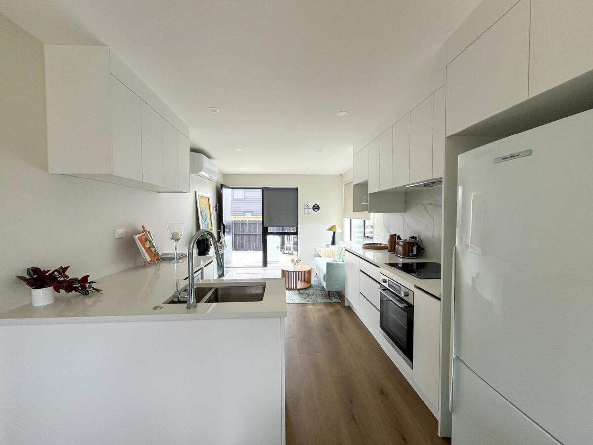 Brand New Elegant 4BR Retreat Home w Backyard - B&B Auckland