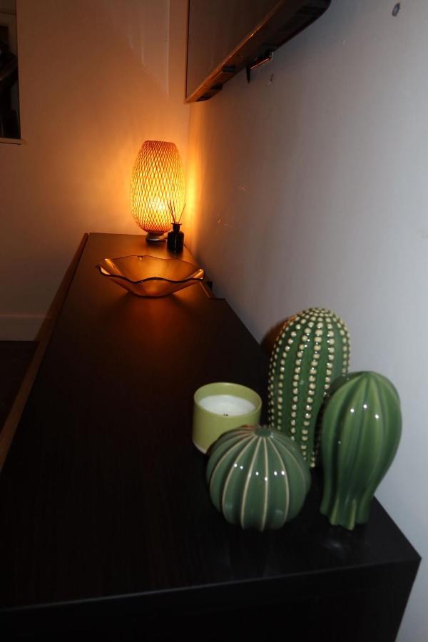 Stunning Modern 2 bed, 2 bath apartment with parking space - Chambres d’hôtes Croydon