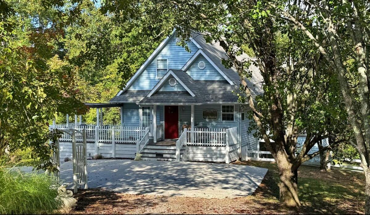 NEW 270ft of Riverfront 15 min from Helen - B&B Cleveland