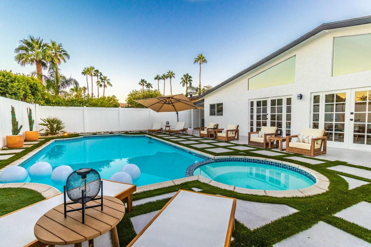 Desert Paradise Retreat Pool Spa & Game Room - Bed and Breakfast Palm Springs