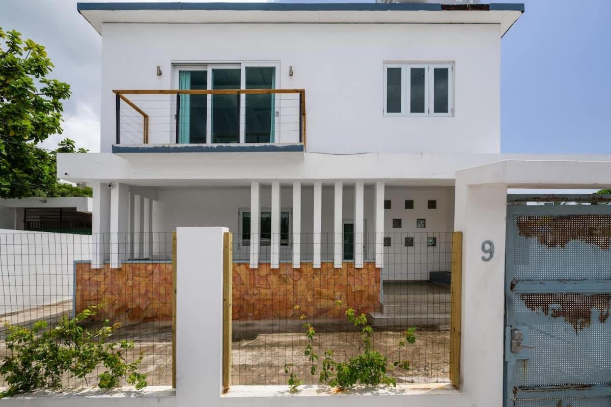 Villa de Playa Beachside Retreat with Balcony and Pool - Chambres d'hôtes San Juan