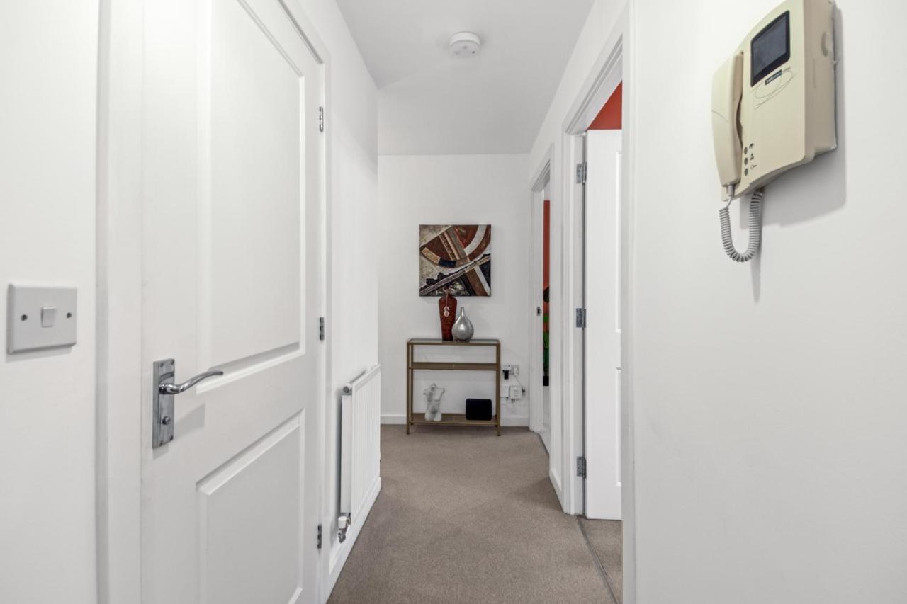 Central Hemel 2-Bed Flat with Secure Parking - Chambres d'hôtes Hemel Hempstead