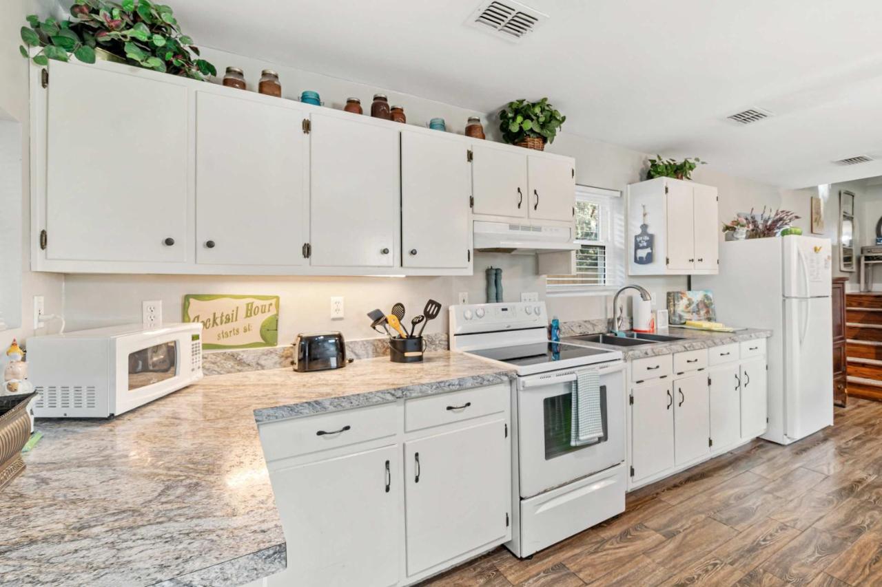 Beach Barn - 5min to Pcola Beach , Full Kitchen - Chambres d'hôtes Gulf Breeze