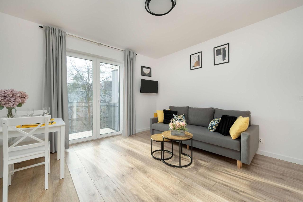 Cosy Apartment with Balcony by Noclegi Renters - B&B Breslavia