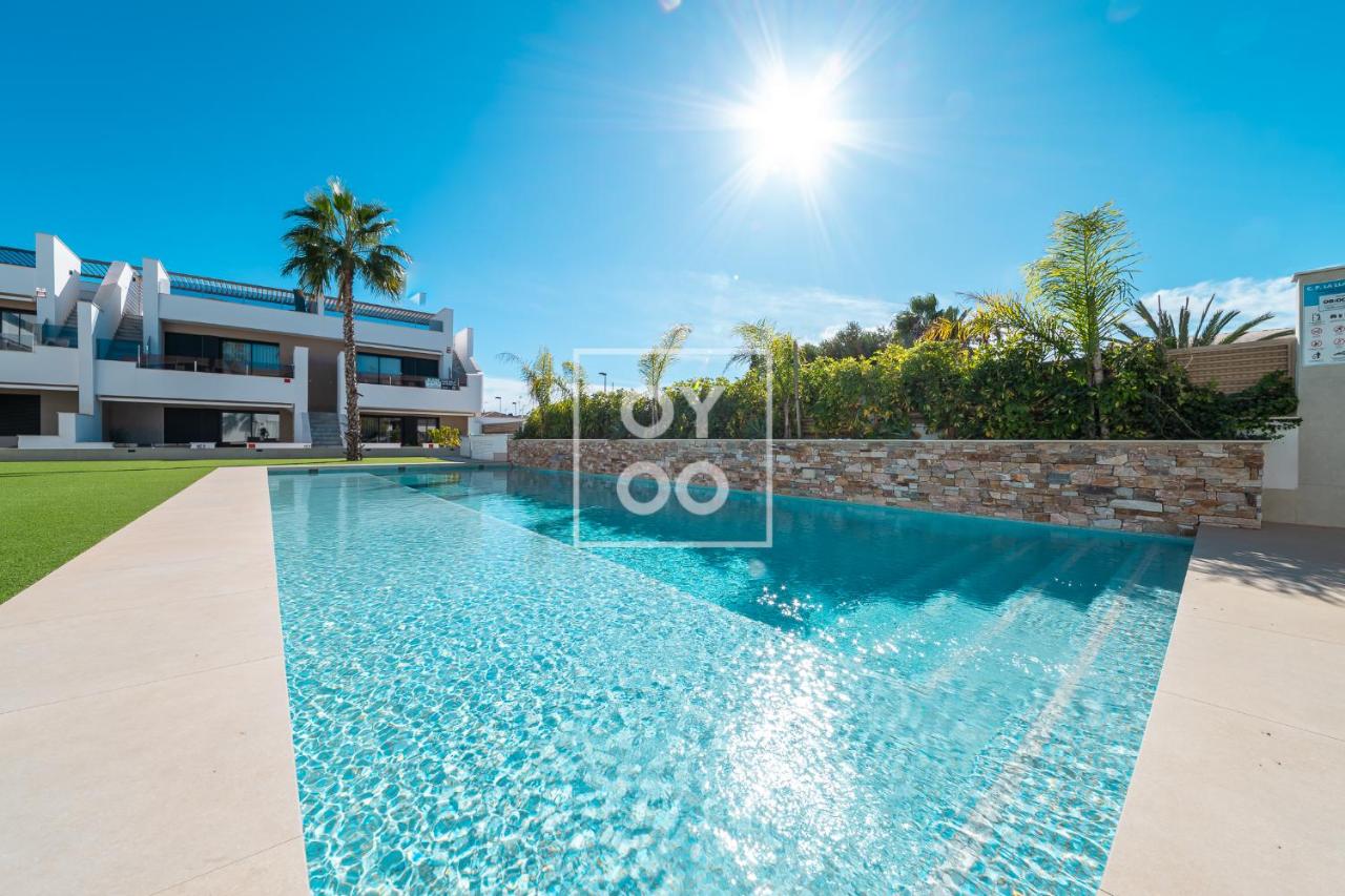 La Llana penthouse oasis with rooftop kitchen and pool - by OYOOSTAYS - Chambres d'hôtes San Pedro del Pinatar