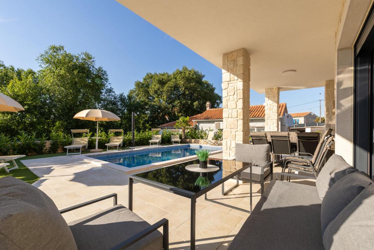 Luxury Villa Laura with Jacuzzi in Malinska - Chambres d’hôtes Malinska