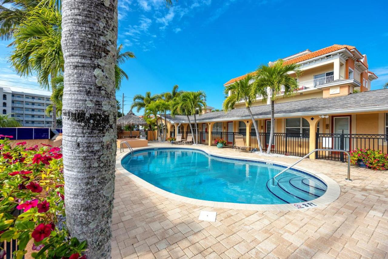 Relaxing Stylish Coastal Studio Sunset Walks Ocean - Bed and Breakfast St. Pete Beach