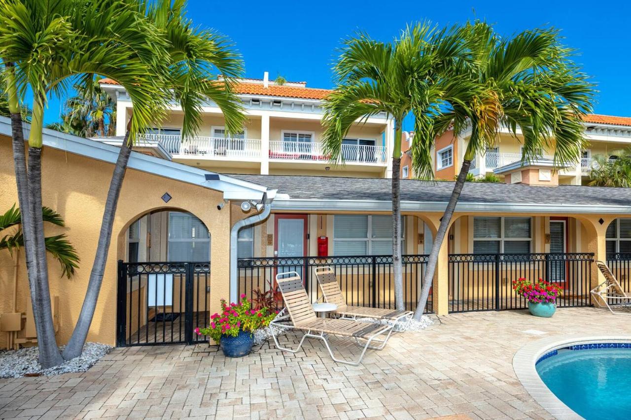 Relaxing Stylish Coastal Studio Sunset Walks Ocean - Bed and Breakfast St. Pete Beach