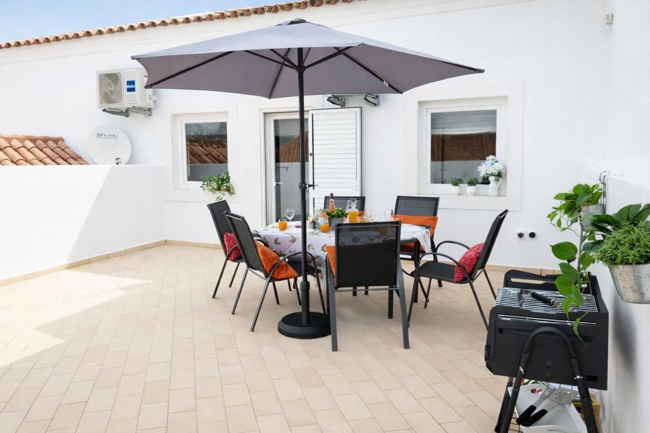 Varanda da Baixa, cosy apartment, top location, private terrace, barbecue, AC and Wi-Fi - Chambres d'hôtes Faro