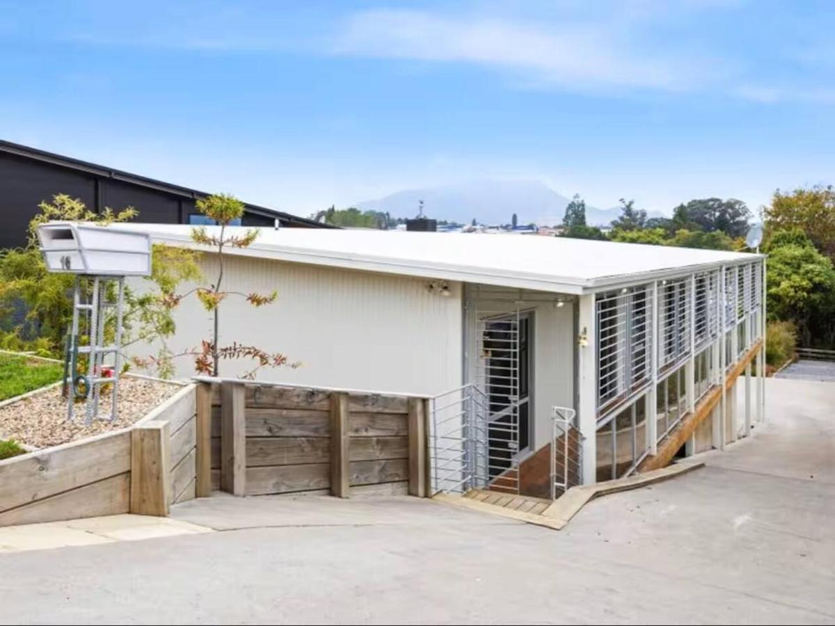 Luxury Retreat, amazing swim spa, wifi,central location - Chambres d’hôtes Taupo