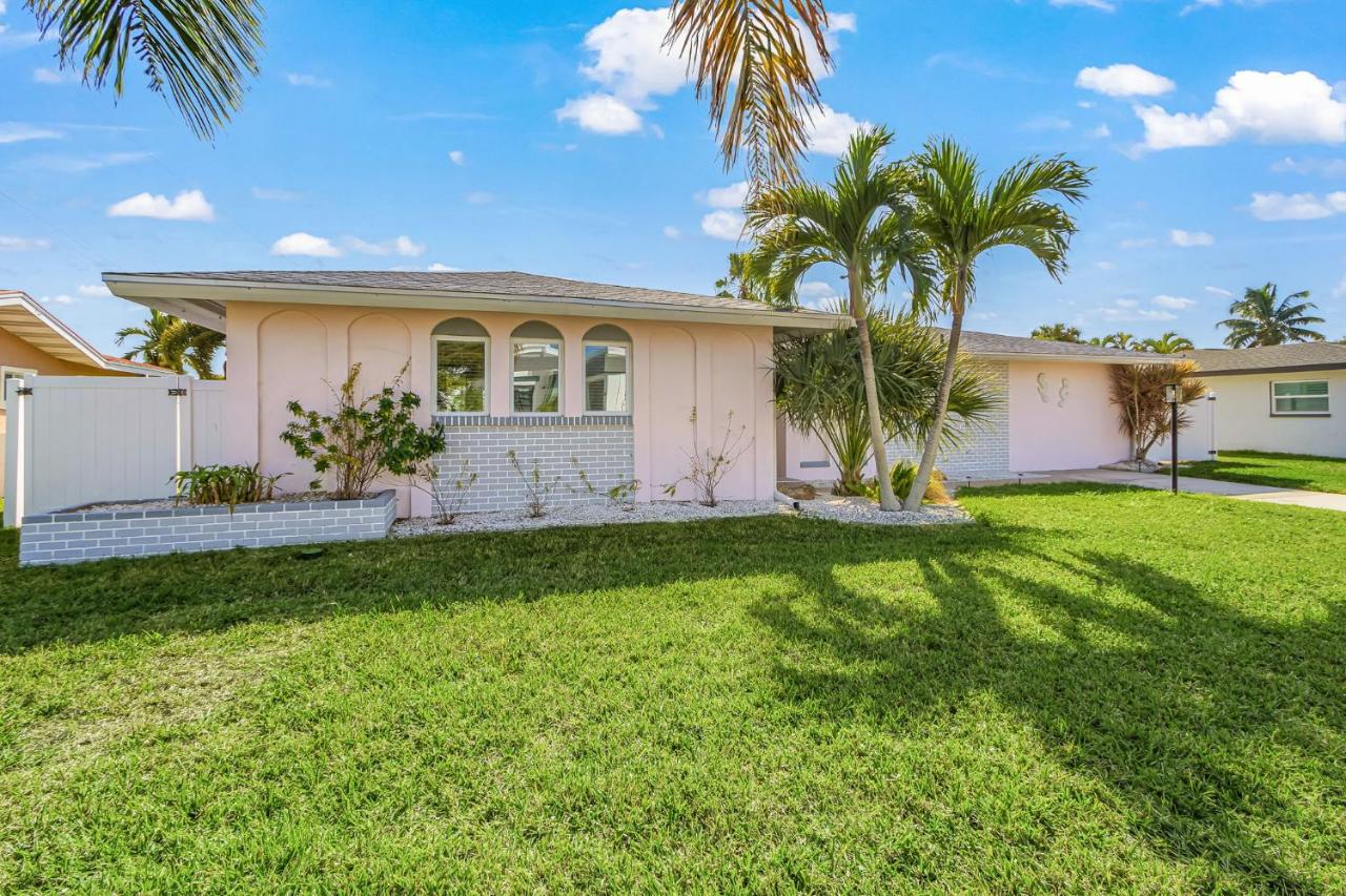 Cozy 60's home, city & canal located - Chambres d’hôtes Cape Coral