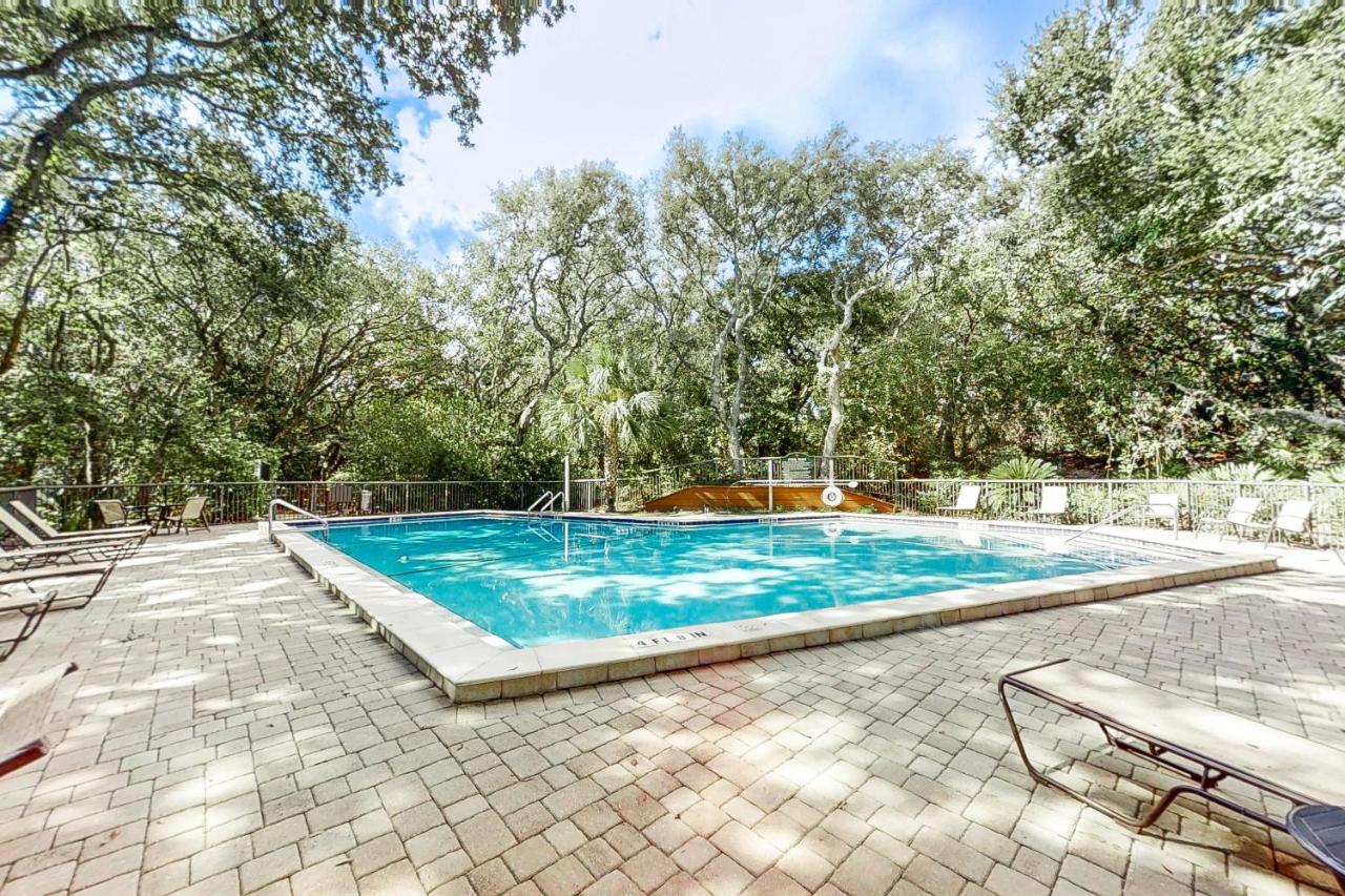 Condo 2-story with on-site pool, private patio, & W/D - near beach/golf - B&B Fernandina Beach