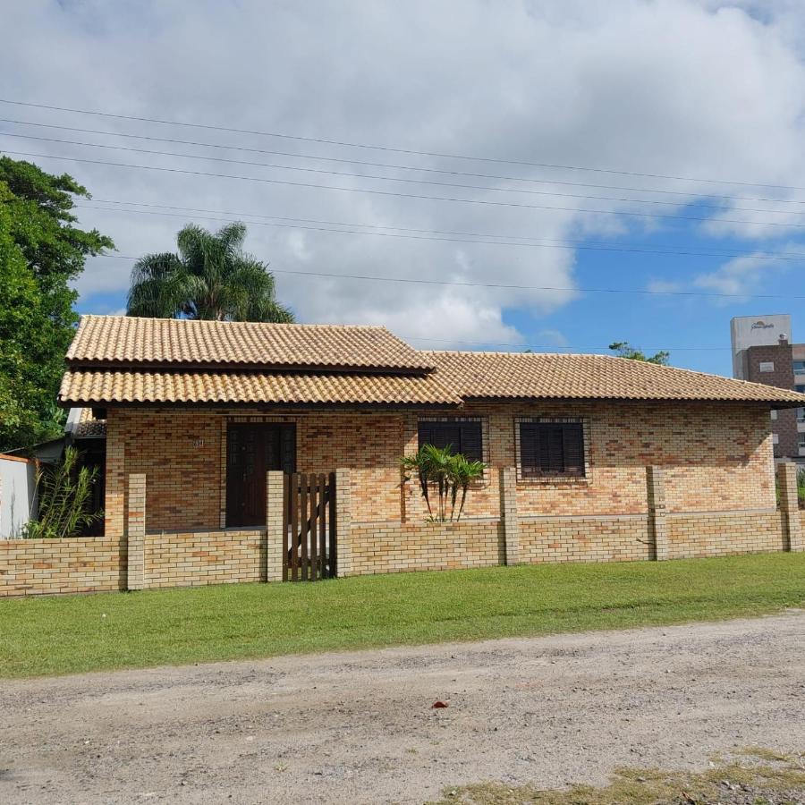 Casa pé na areia a 50 metros da praia - Chambres d’hôtes Itapoá