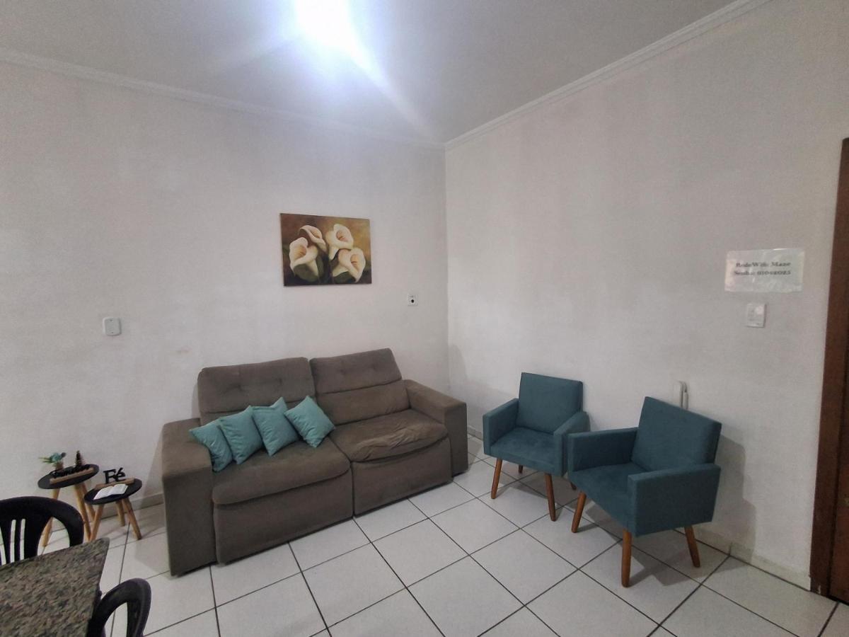Apto na Praça São Benedito,550 metros do Santuario - B&B Aparecida