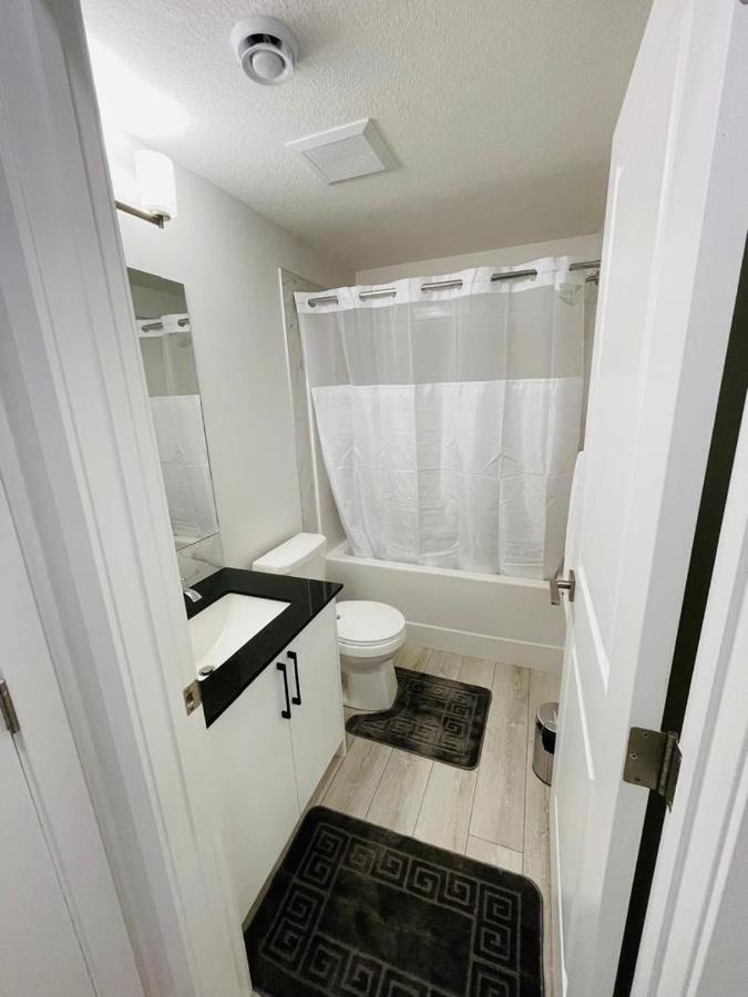 Modern Comfort in NW Calgary - Bed and Breakfast Calgary