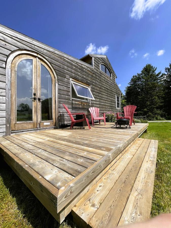 The Cozy Coop - Tiny Cottage - Bed and Breakfast Uxbridge