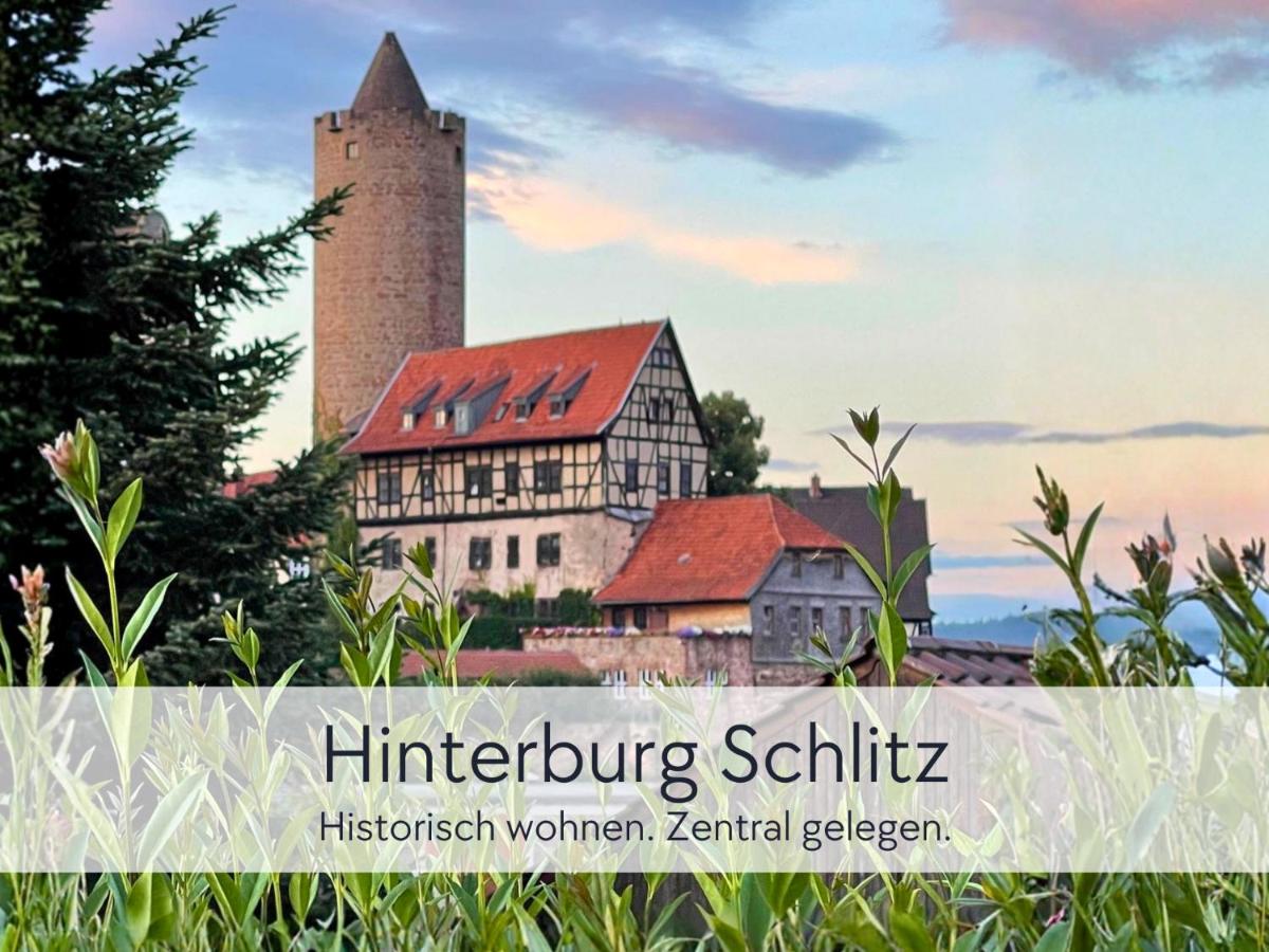 ALTE FÖRSTEREI - Altstadtwohnung mit Stil & Aufzug - in der Hinterburg Schlitz - mit Garten, Parkplatz & E-Ladestation - Hunde willkommen - Fulda, Bad Hersfeld, Alsfeld in 25 km Entfernung - Ferienwohnung Schlitz