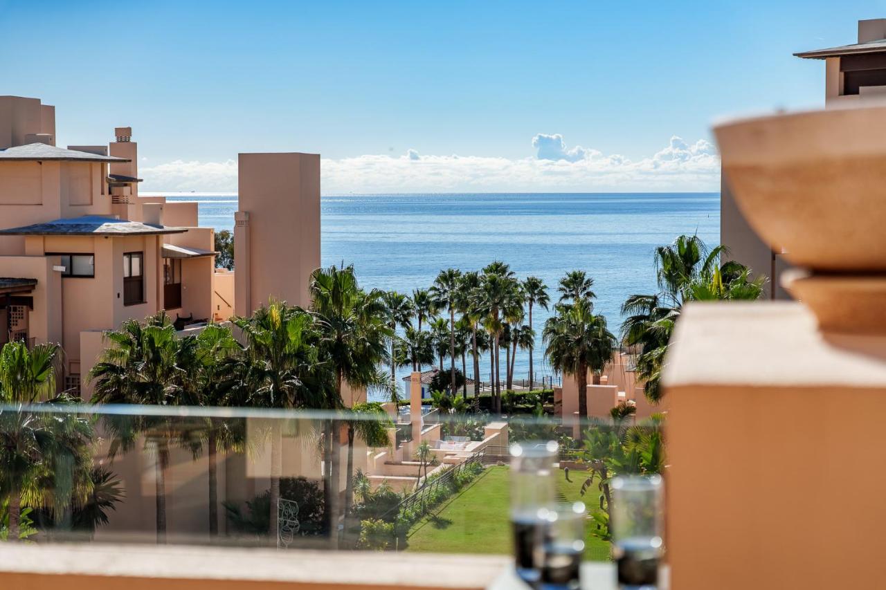 Exclusive 3 Bedroom Sea View Apartment with Private Pool Bahía de la Plata - Chambres d'hôtes Estepona