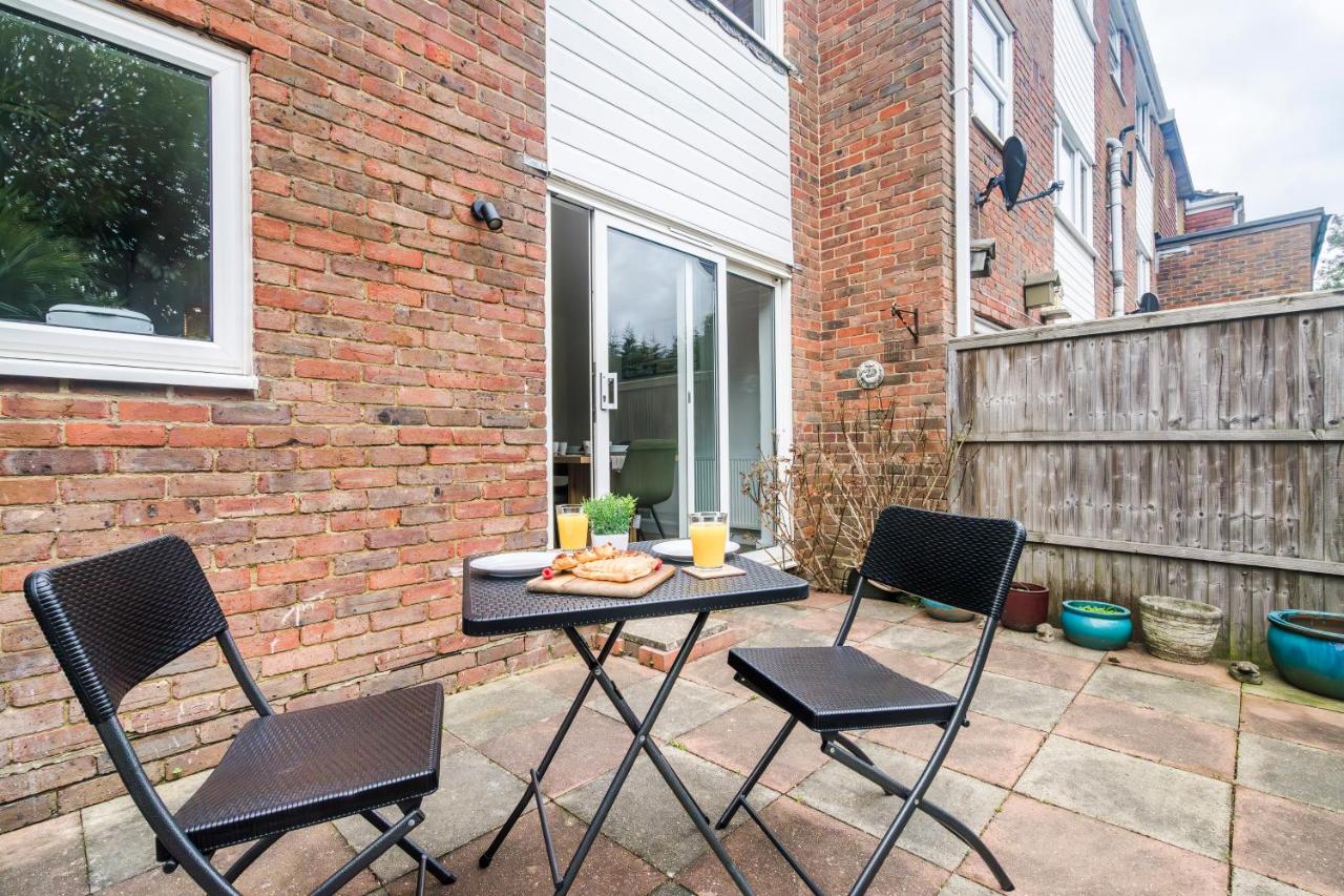 Lovely and spacious 4 bedroom house with free parking in Burgess Hill - Chambres d'hôtes Burgess Hill