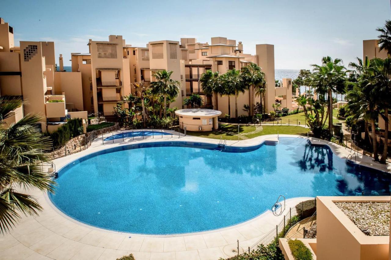 Exclusive 3 Bedroom Sea View Apartment with Private Pool Bahía de la Plata - Chambres d'hôtes Estepona