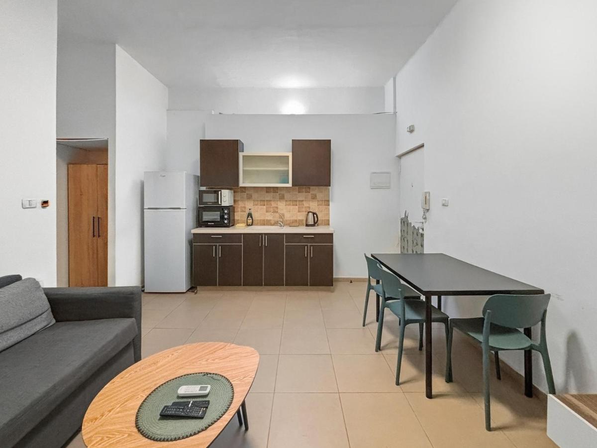 HaYarden Vibe - 1 Bedroom With Balcony By Vacay - Chambres d’hôtes Tel-Aviv