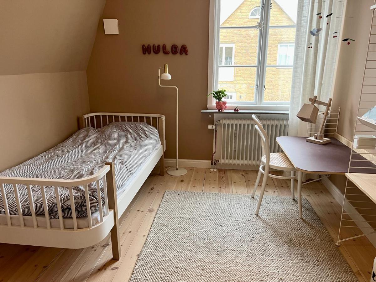 Stylish family villa with garden and attic studio in central Halmstad - Chambres d'hôtes Halmstad