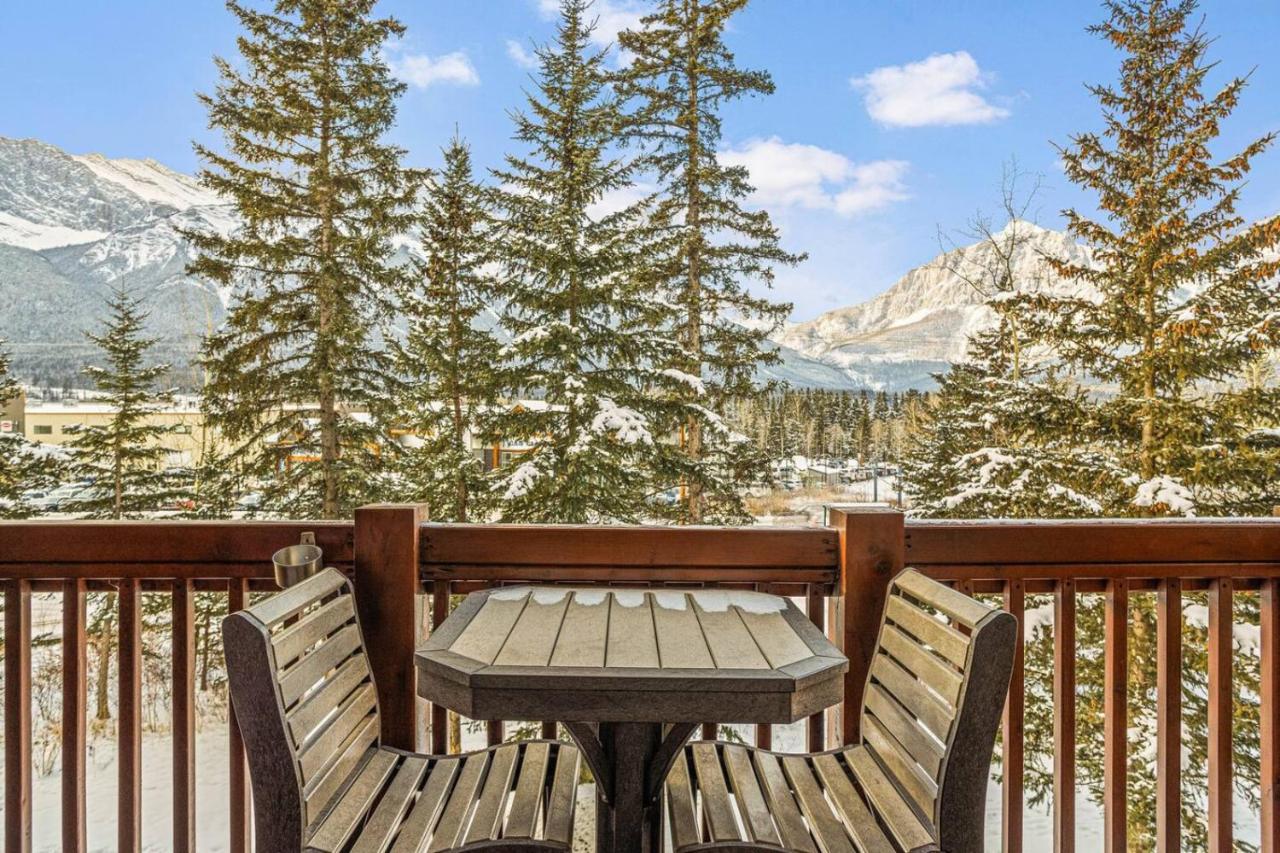 1BR Rocky Mountain Hideaway w9th Hot Tubs Gym BBQ - Ferienwohnung Canmore