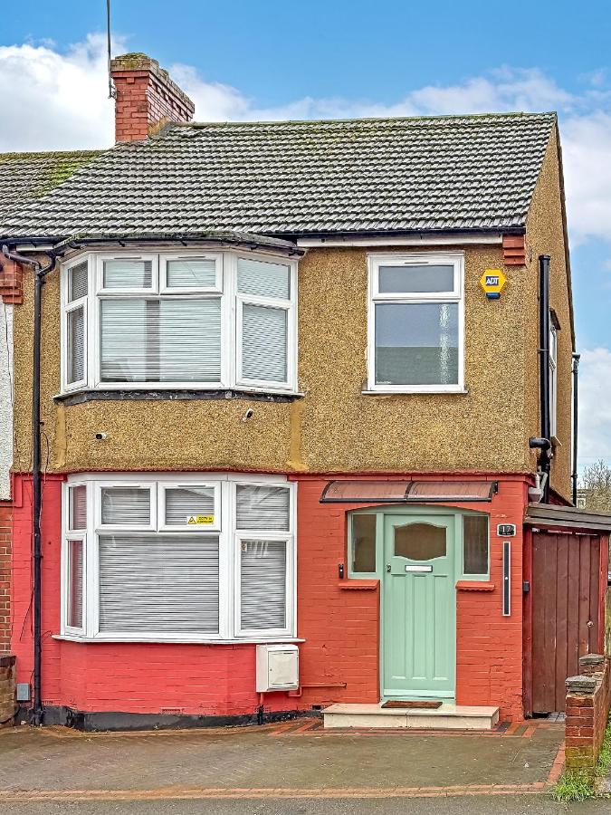 SUPERB CENTRAL HOUSE, MODERN DESIGN, FREE PARKING FOR 2 VEHICLES, PRIVATE GARDEN, Prime Central Location, Near M1 & Airport - Chambres d'hôtes Luton