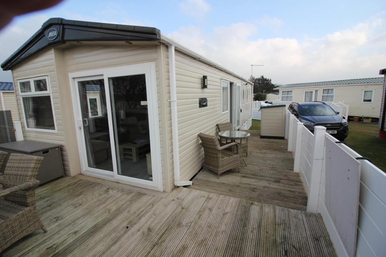 Privately owned Pet friendly caravan - Ferienwohnung Llanddwywe