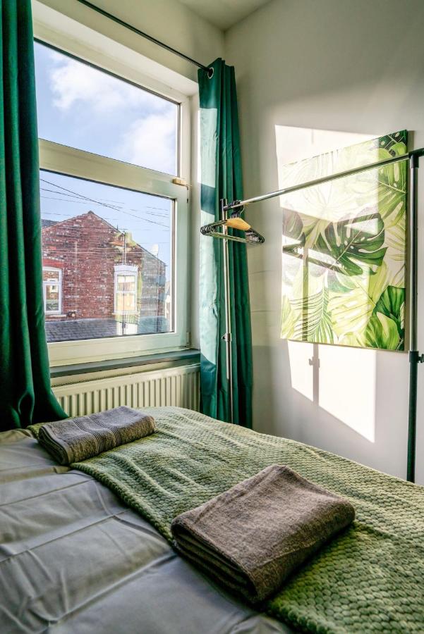 Tallis House, near City Centre, Sleeps 8 by NMB Property - B&B Manchester