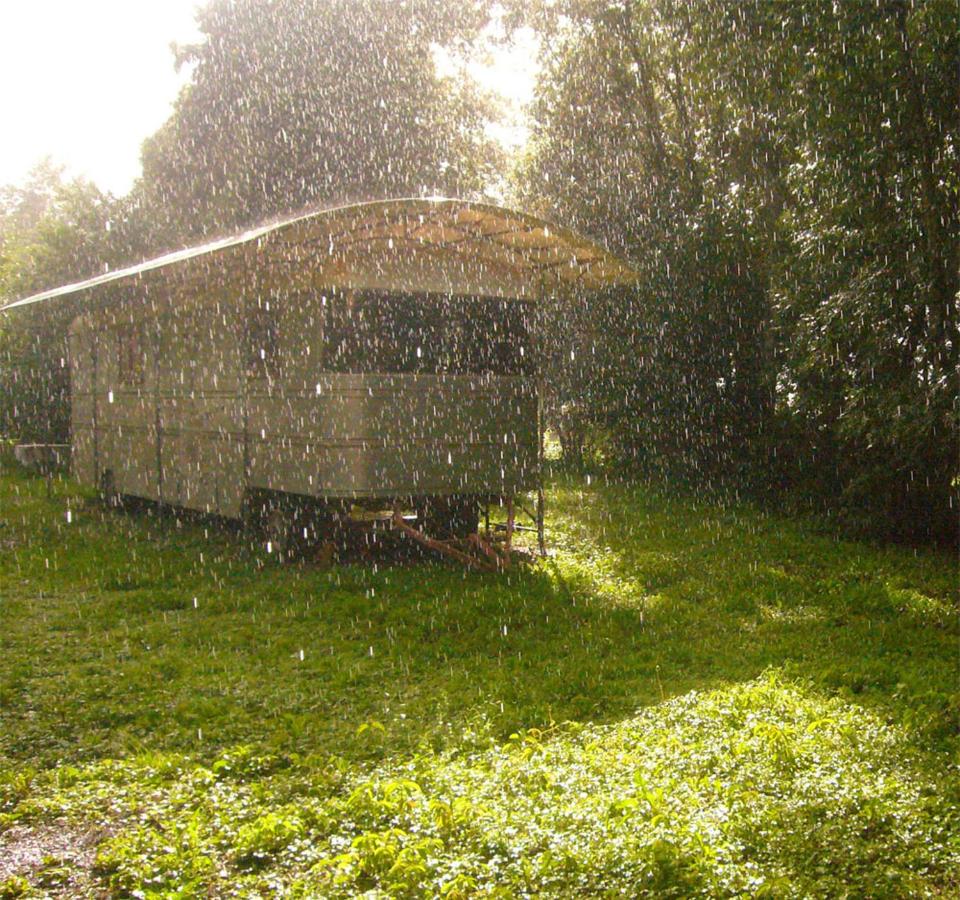 Les Roulottes de la Gare - Bed and Breakfast Guillon