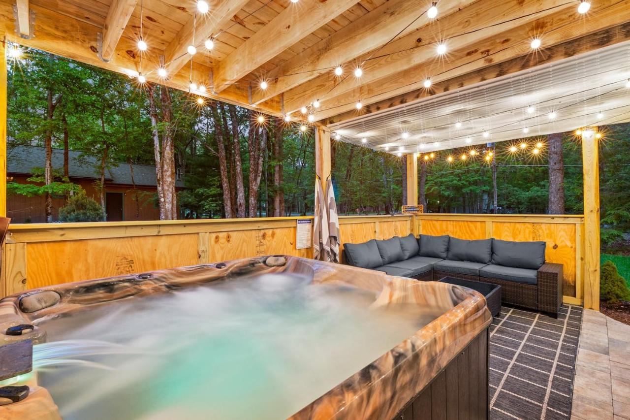 5BR Poconos Chalet Hot Tub, Sauna, Game Room - Bed and Breakfast Albrightsville
