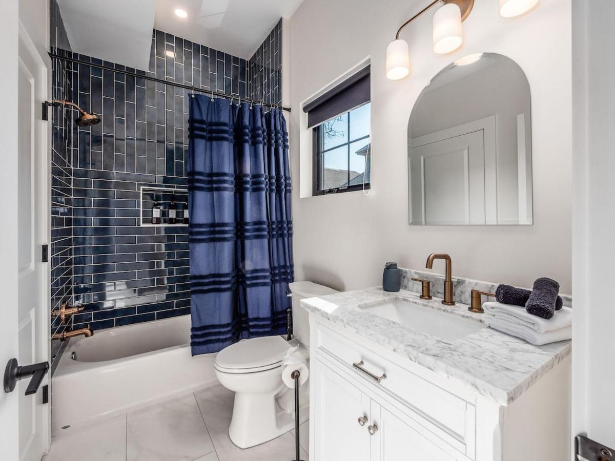 Rooftop Patio, Hot Tub and Games City Escape - Chambres d'hôtes Columbus
