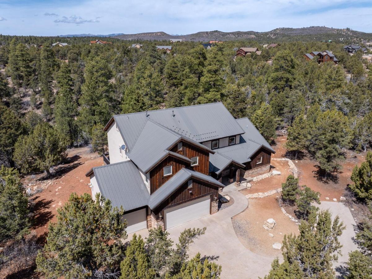 Large Family Cabin minutes from Zion National Park - Bed and Breakfast Orderville