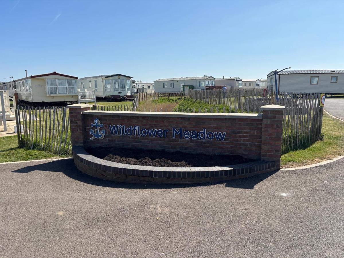Wildflower Meadows 5 - Golden Anchor - Central Heating, Wi-Fi, bed linen - Meadow Lakes Caravan & Lodge Hire - Chambres d'hôtes Chapel Saint Leonards