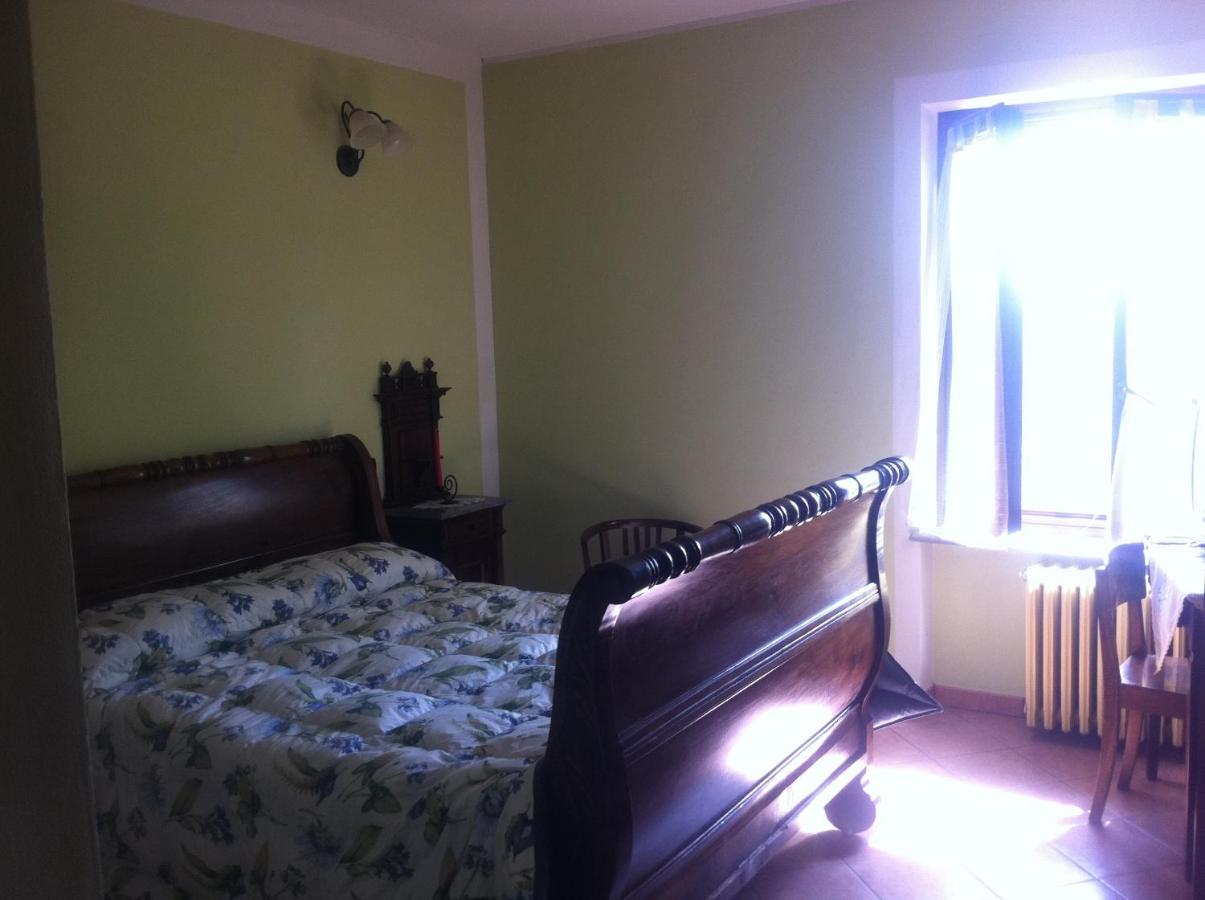 Zimmer mit Kingsize-Bett und Gartenblick.