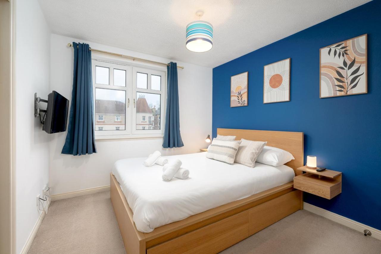 Stylish 2-Bed Flat with Balcony Near Haymarket - Pass the Keys - Chambres d'hôtes Édimbourg