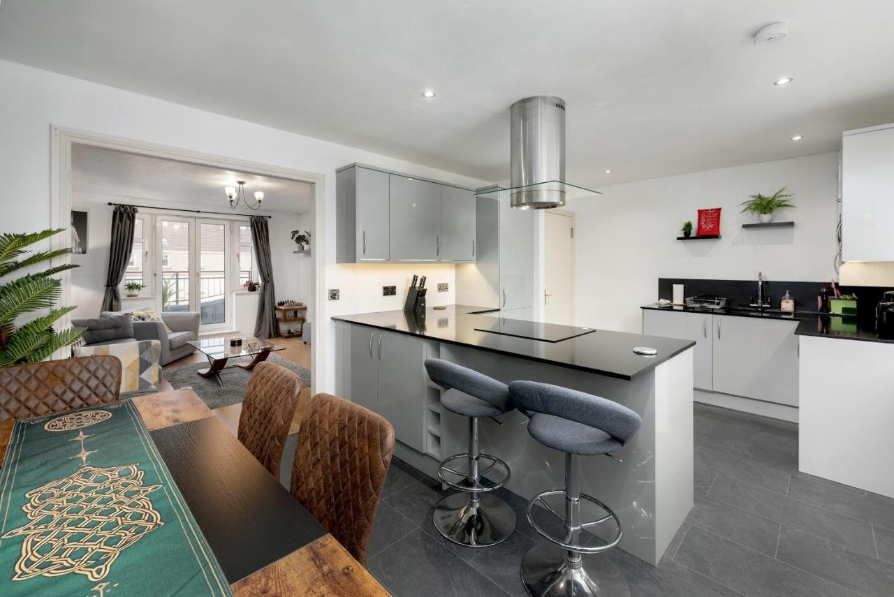 Stylish 2-Bed Flat with Balcony Near Haymarket - Pass the Keys - B&B Edimburgo