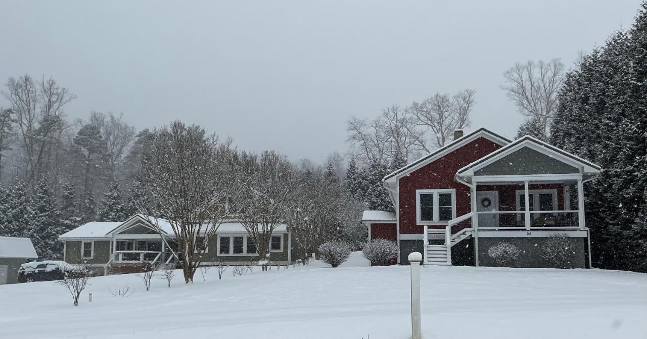 The Farmhouse at Wolfehaven - B&B Asheville