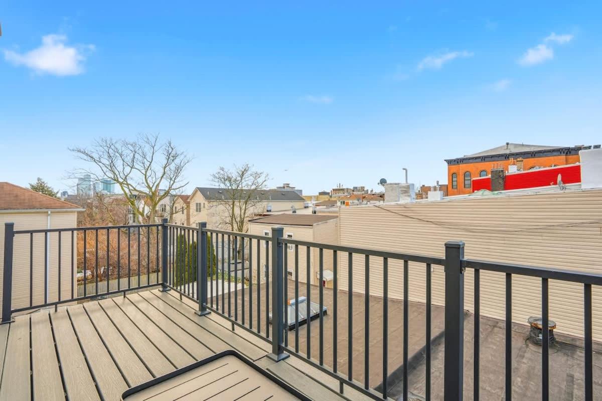 Spacious 2BR Apt with Balcony only 15 Min Bus to Manhattan - B&B Jersey City