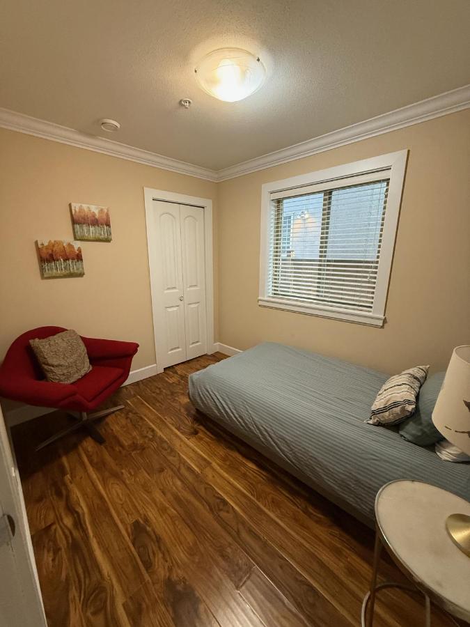 Cozy 2 Bdrm Basement suite in the Heart of Renfrew Heights - Chambres d'hôtes Vancouver