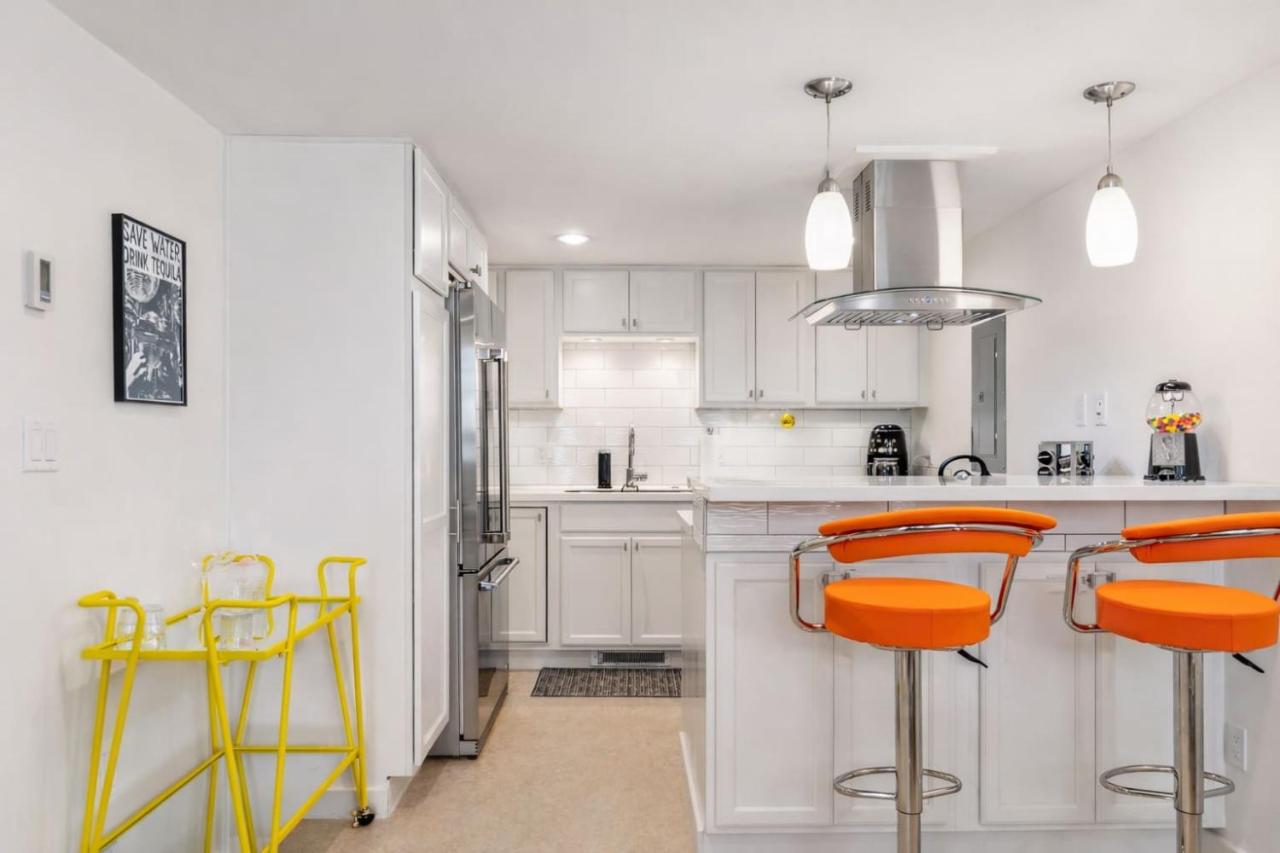 Vibrant 70s Bungalow Vacation Haven on Green Lake - B&B Seattle