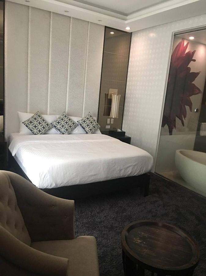 Comfortable room, 100m to walking st, 5th floor - B&B Angeles City