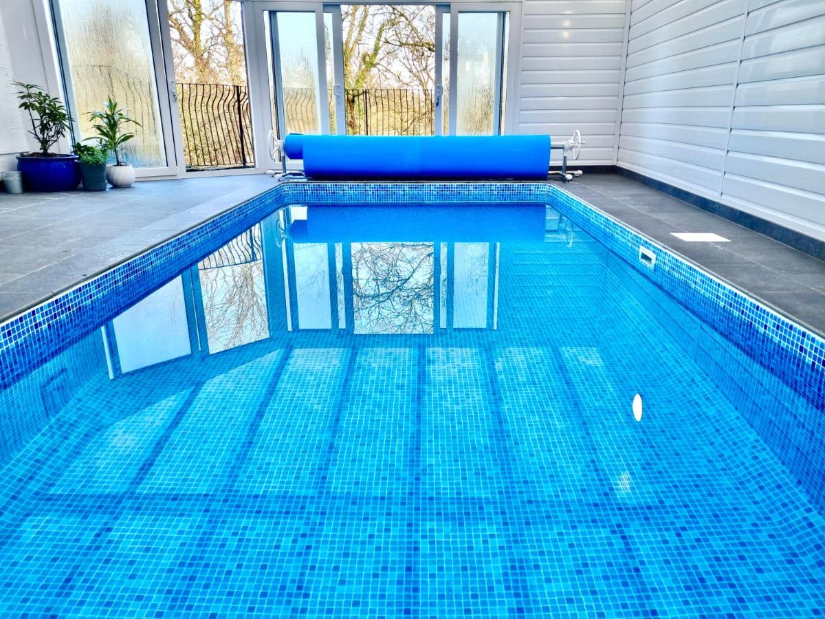 Indoor Heated Pool - Large Family Home - Sleeps 12 - Near Bournemouth Beach - Chambres d'hôtes Bournemouth