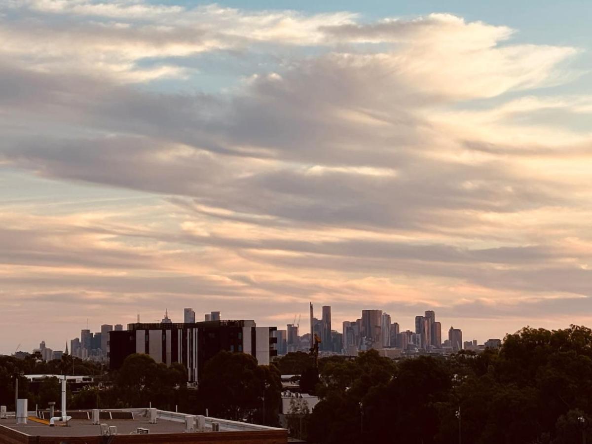 Bellview Bright Balcony City View 50m to Train Station - B&B Melbourne