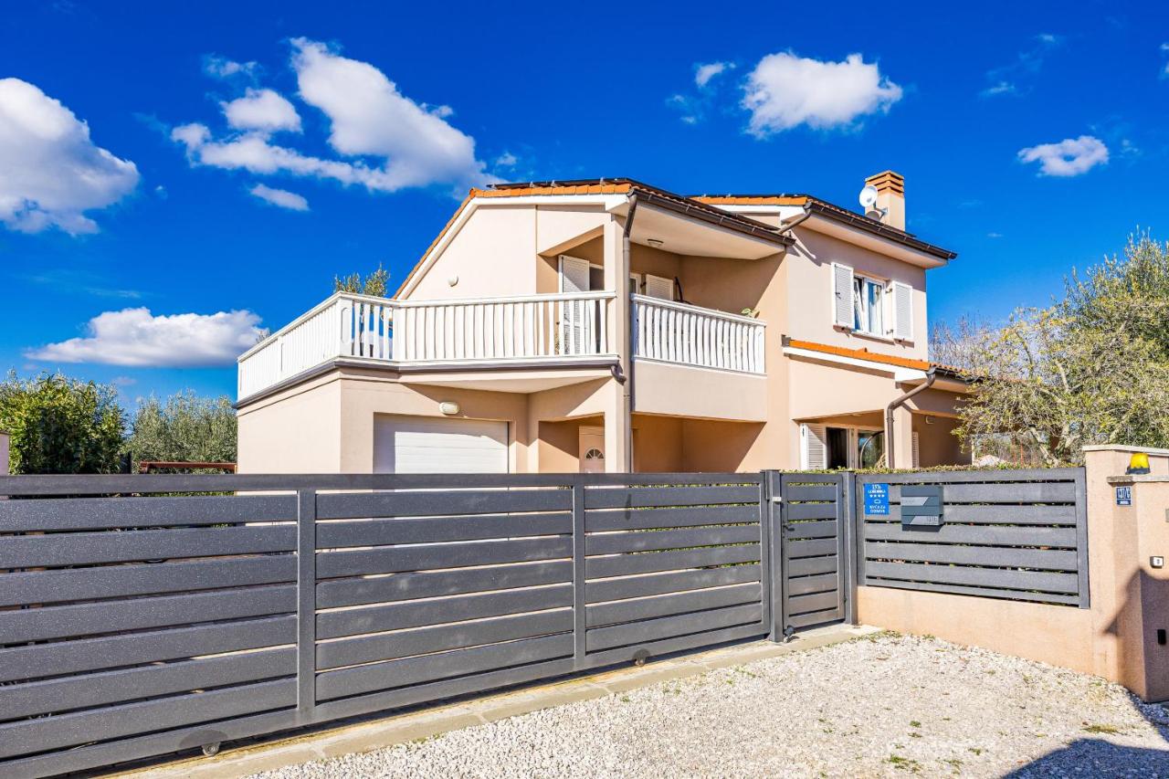 Villa Vesna for 6 persons near Pula with 32 m2 private pool, kids playground & free bikes - Bed and Breakfast Pula