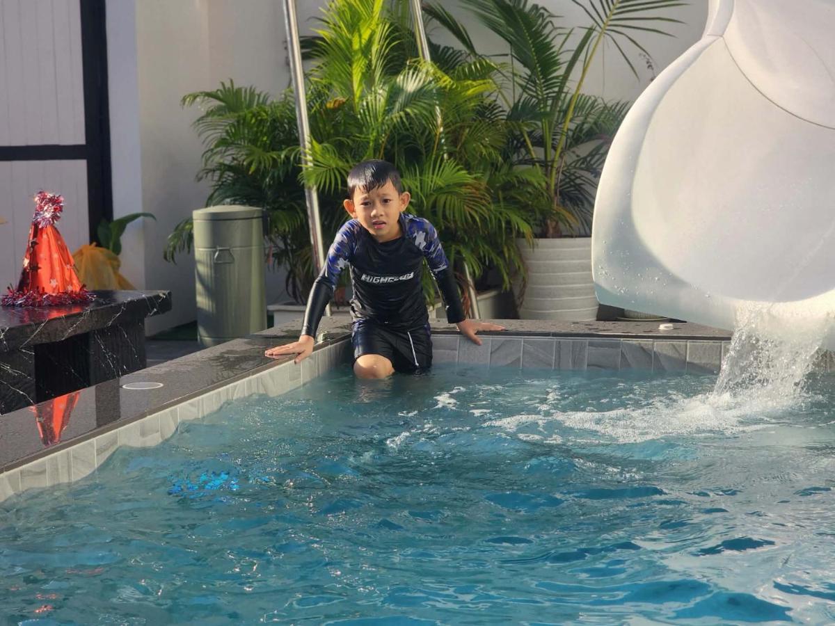 Beloved Bliss Pool Villa Bangsaen พูลวิลล่าบางแสนมีสไลด์เดอร์ - B&B Chon Buri