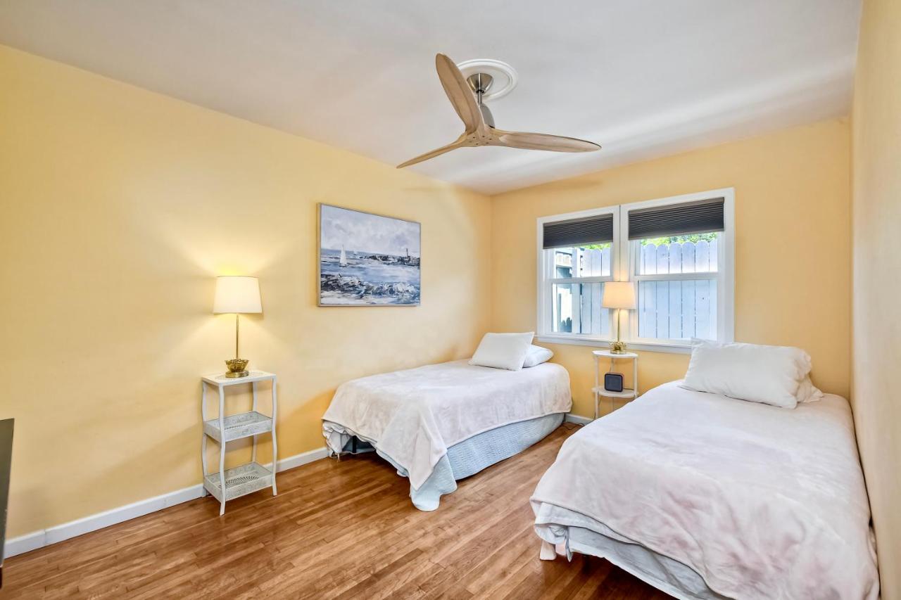 Walk To Beach - EV Charger - Outdoor Dining - 2BR - B&B Carlsbad
