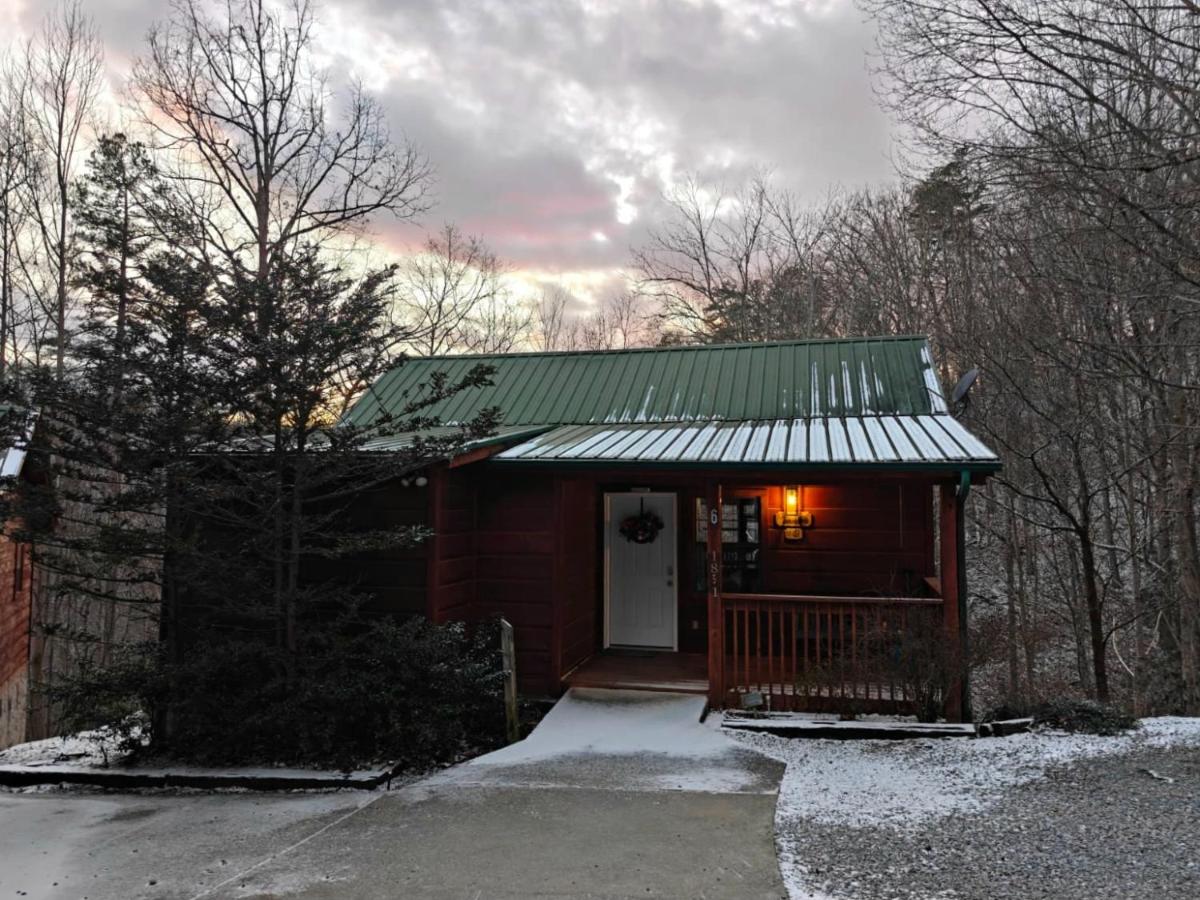 Smoky Mountain Cabin Hot Tub, Jacuzzi & Fire Pit - Chambres d'hôtes Sevierville